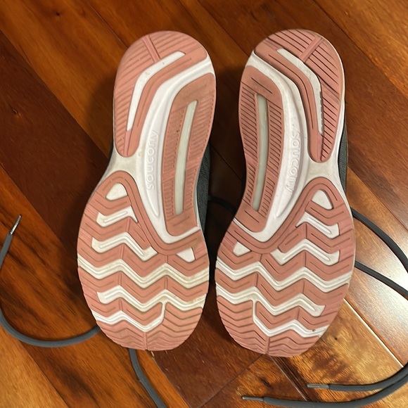 Saucony women’s sneakers size 10 - Picture 2 of 5